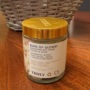 TRULY Buns Of Glowry Smoothing Butt Polish